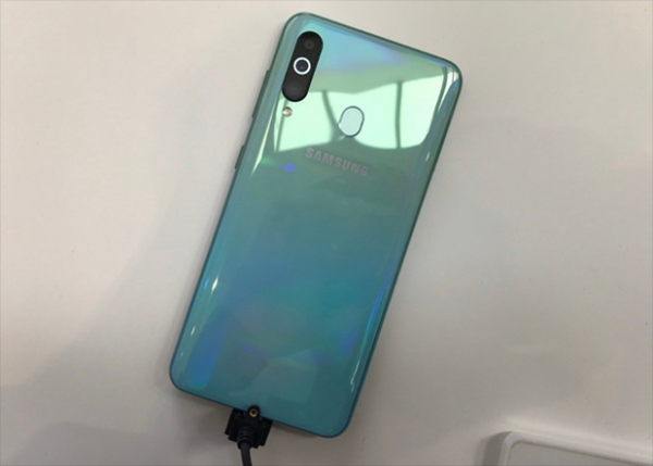 Смартфон Samsung Galaxy A60 получил экран с «дыркой» и функцией динамика Смартфон Samsung Galaxy A60 получил экран с «дыркой» и функцией динамика