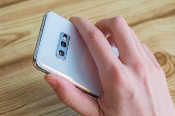 Обзор Samsung Galaxy S10e — лучший компактный флагман Обзор Samsung Galaxy S10e — лучший компактный флагман