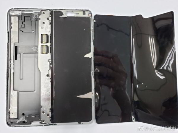 Складной смартфон Samsung Galaxy Fold показали изнутри (5 фото) Складной смартфон Samsung Galaxy Fold показали изнутри (5 фото)