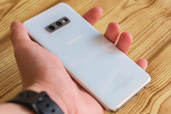 Обзор Samsung Galaxy S10e — лучший компактный флагман Обзор Samsung Galaxy S10e — лучший компактный флагман