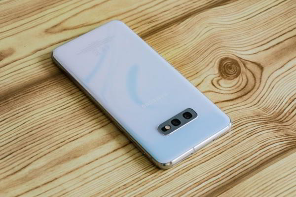Обзор Samsung Galaxy S10e — лучший компактный флагман Обзор Samsung Galaxy S10e — лучший компактный флагман
