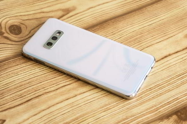 Обзор Samsung Galaxy S10e — лучший компактный флагман Обзор Samsung Galaxy S10e — лучший компактный флагман