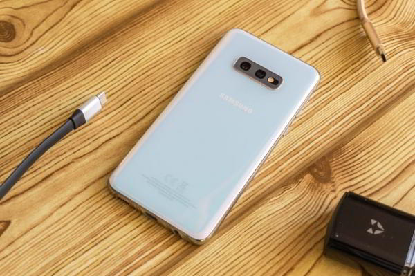 Обзор Samsung Galaxy S10e — лучший компактный флагман Обзор Samsung Galaxy S10e — лучший компактный флагман