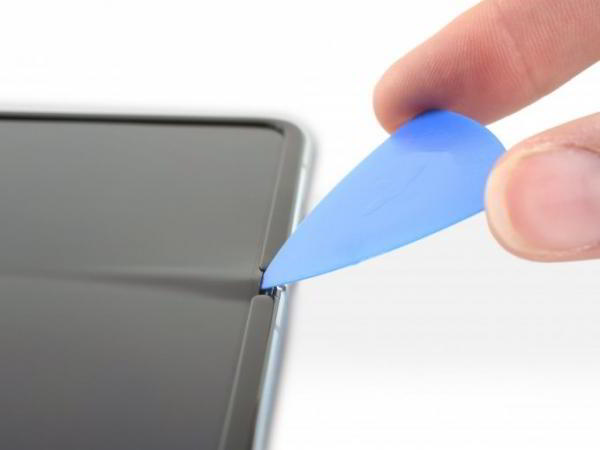 Названа причина поломки складных смартфонов Samsung Galaxy Fold (9 фото) Названа причина поломки складных смартфонов Samsung Galaxy Fold (9 фото)