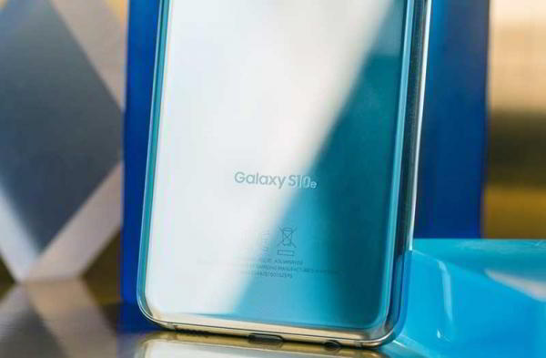 Обзор Samsung Galaxy S10e: почти все навороты по меньшей цене Обзор Samsung Galaxy S10e: почти все навороты по меньшей цене