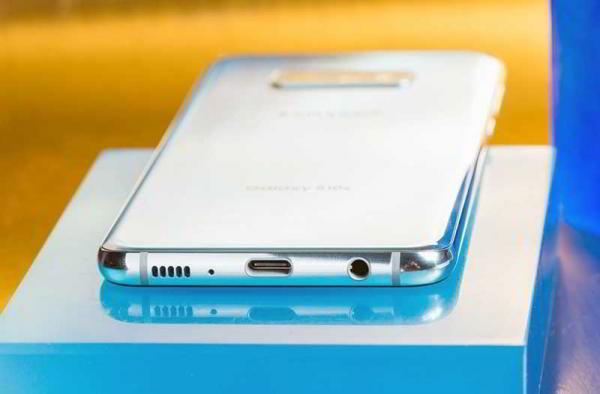 Обзор Samsung Galaxy S10e: почти все навороты по меньшей цене Обзор Samsung Galaxy S10e: почти все навороты по меньшей цене