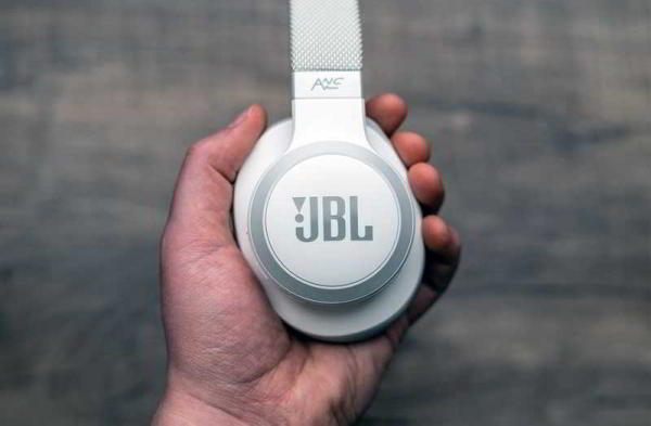 Обзор JBL Live 650BTNC: прекрасный компаньон для ежедневной музыки Обзор JBL Live 650BTNC: прекрасный компаньон для ежедневной музыки