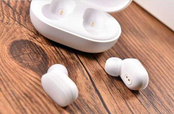 Обзор Xiaomi Mi AirDots: беспроводной звук и невысокая цена Обзор Xiaomi Mi AirDots: беспроводной звук и невысокая цена
