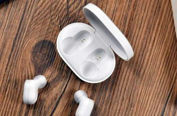 Обзор Xiaomi Mi AirDots: беспроводной звук и невысокая цена Обзор Xiaomi Mi AirDots: беспроводной звук и невысокая цена