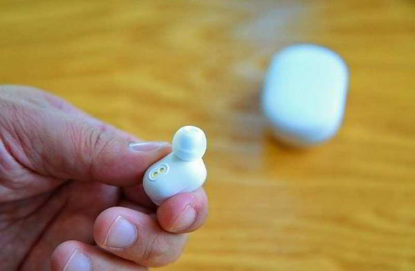 Обзор Xiaomi Mi AirDots: беспроводной звук и невысокая цена Обзор Xiaomi Mi AirDots: беспроводной звук и невысокая цена