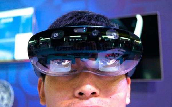 Новая гарнитура дополненной реальности Lenovo DaystAR похожа на Microsoft Hololens Новая гарнитура дополненной реальности Lenovo DaystAR похожа на Microsoft Hololens