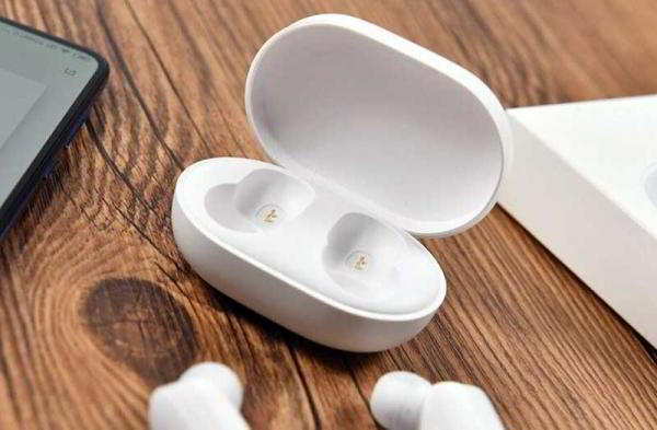 Обзор Xiaomi Mi AirDots: беспроводной звук и невысокая цена Обзор Xiaomi Mi AirDots: беспроводной звук и невысокая цена