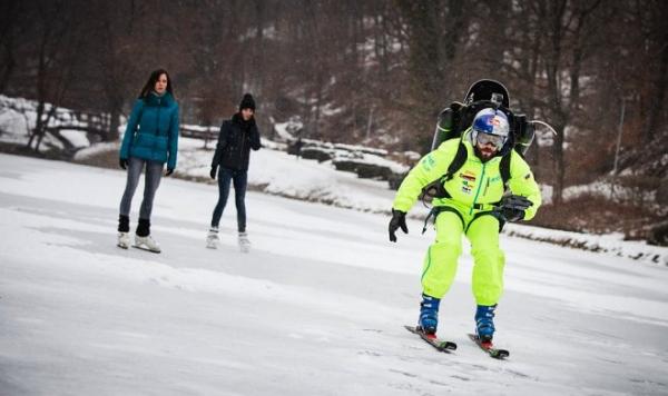 Чемпион по ски-кроссу прокатился на лыжах с&nbsp;реактивным ранцем за&nbsp;спиной