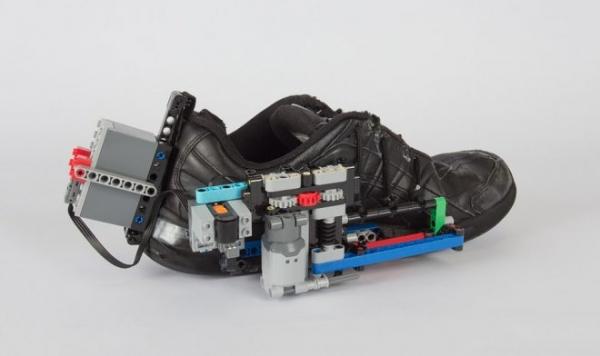 Автоматическая шнуровка кроссовок с помощью конструктора Lego Автоматическая шнуровка кроссовок с помощью конструктора Lego