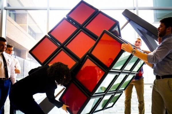 Студенты создали гигантский кубик Рубика Студенты создали гигантский кубик Рубика