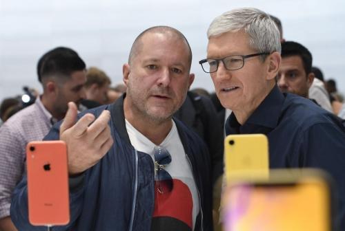 Джони Айв дистанцировался от компании Apple, а Тим Кук взял на себя, говорится в отчете