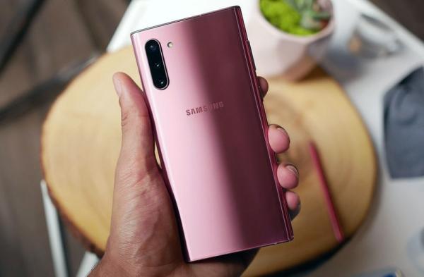 Первый обзор Samsung Galaxy Note 10: меньший смартфон с широкими возможностями Первый обзор Samsung Galaxy Note 10: меньший смартфон с широкими возможностями