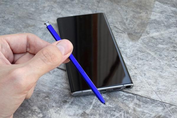 Обзор Samsung Galaxy Note 10 Plus: смартфон с отличной камерой, идеальными изгибами и скрытыми недостатками Обзор Samsung Galaxy Note 10 Plus: смартфон с отличной камерой, идеальными изгибами и скрытыми недостатками
