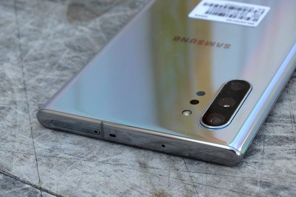 Обзор Samsung Galaxy Note 10 Plus: смартфон с отличной камерой, идеальными изгибами и скрытыми недостатками Обзор Samsung Galaxy Note 10 Plus: смартфон с отличной камерой, идеальными изгибами и скрытыми недостатками