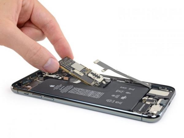 Разбираем на части iPhone 11 (15 фото)