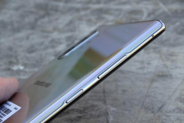 Обзор Samsung Galaxy Note 10 Plus: смартфон с отличной камерой, идеальными изгибами и скрытыми недостатками Обзор Samsung Galaxy Note 10 Plus: смартфон с отличной камерой, идеальными изгибами и скрытыми недостатками