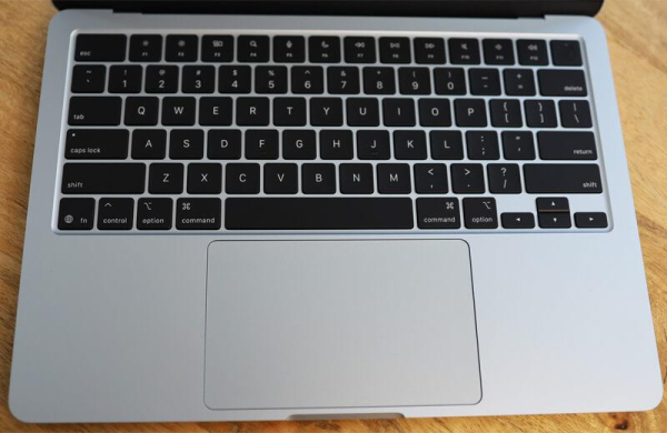 Обзор Apple MacBook Air 13 M4 (2025): лучшего ультрабука с мощным процессором